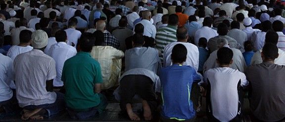 Uns musulmans practiquen les seves oracions en una mesquita catalana.