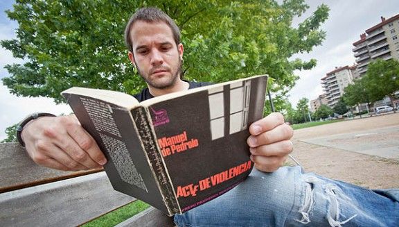 Cesk Freixas, amb una de les novel·les de Pedrolo que l'han inspirat per aquest darrer disc.