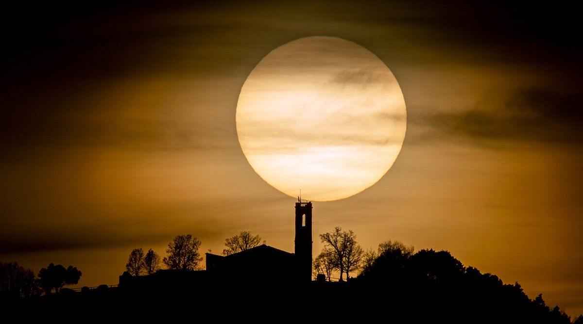 Una posta de sol i l'ermita de Sant Sebastià, a Santa Eulàlia de Riuprimer