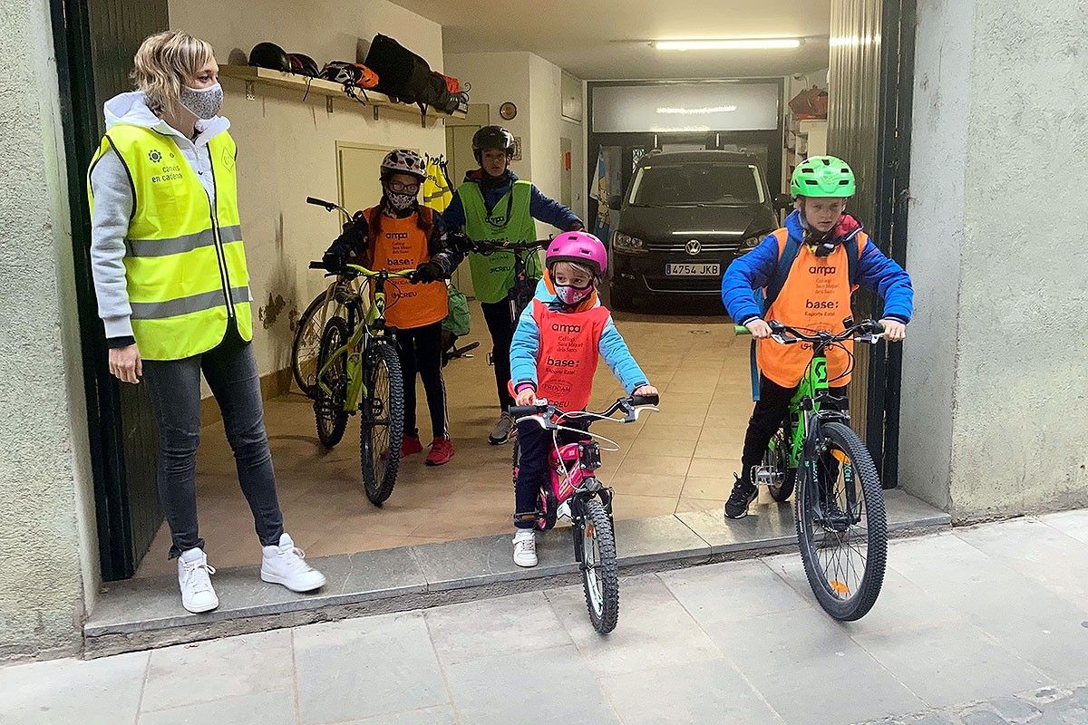 Una família sencera, sortint de casa amb les bicicletes a Vic