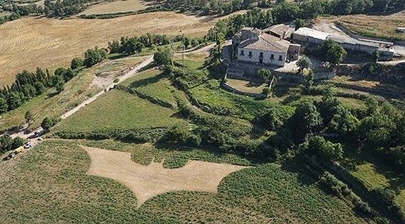 La marca de Batman, a un camp de Sant Boi de Lluçanès.