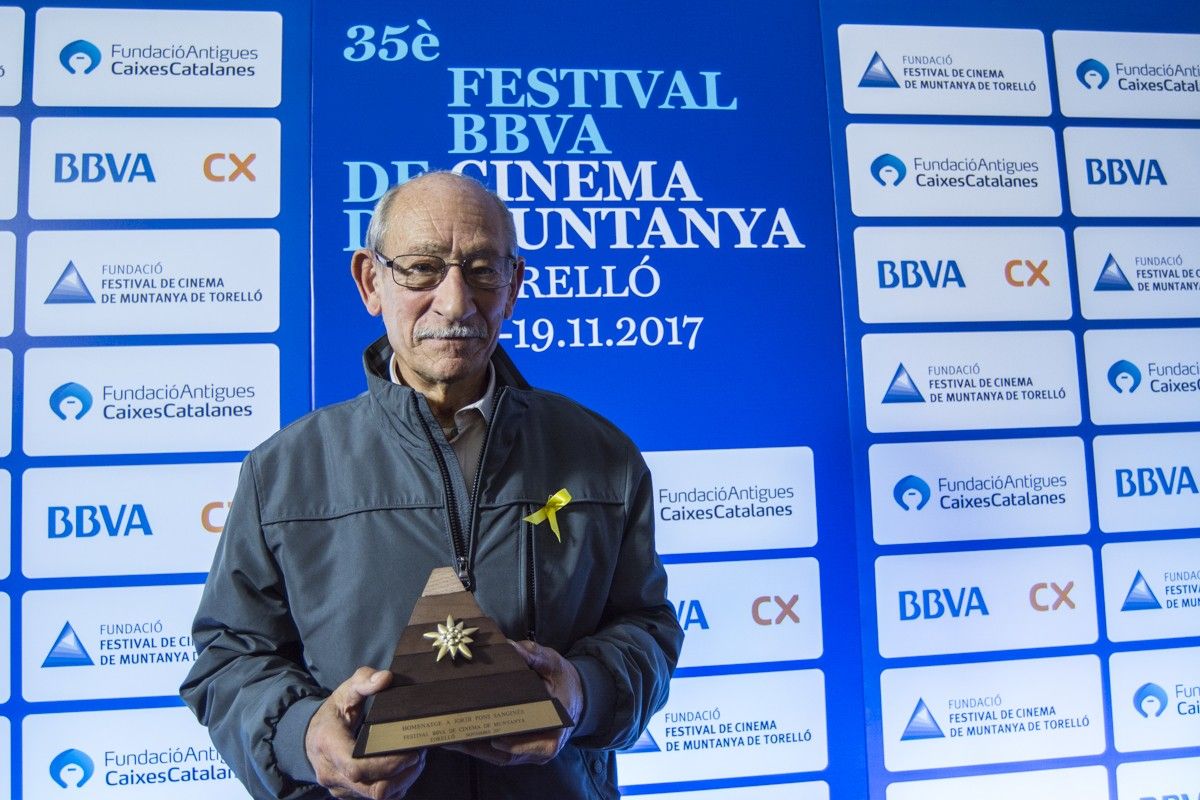 Jordi Pons va rebre ahir a Torelló la Flor de Neu d'Honor 2017 del 35 Festival BBVA de Cinema de Muntanya de Torelló.