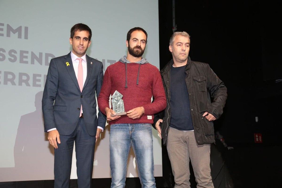 Representants de l'ADF Lluçanès, guanyadors del Premi Rossend Montané 2017 de Prevenció d'Incendis Forestals, amb l'alcalde de Cardona, Ferran Estruch.