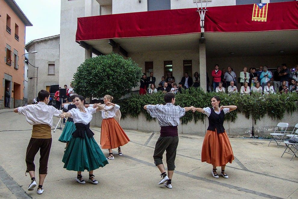 Actuació de l'Esbart Sant Genís, aquest diumenge a la festa major de Sant Pere de Torelló.