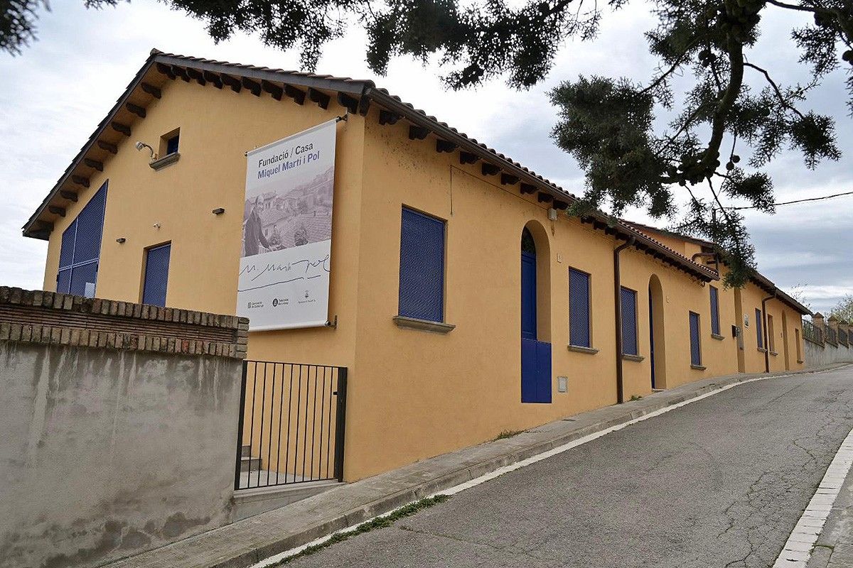 La seu de la Fundació Miquel Martí i Pol i la casa museu formen un conjunt de cases