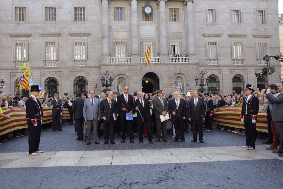 Els alcaldes, en comitiva, abans d'entrar al Palau de la Generalitat