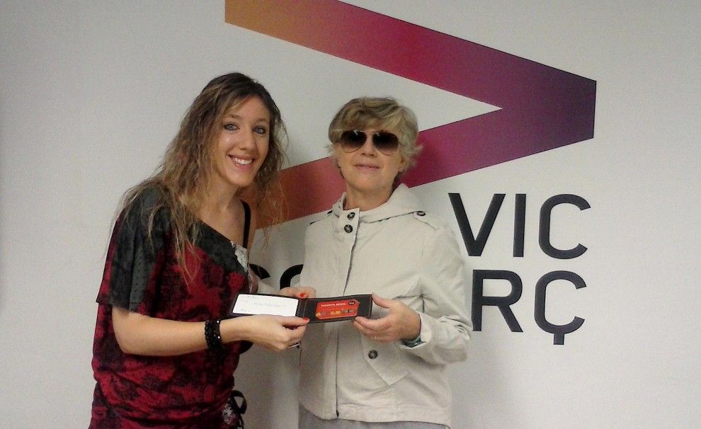 Anna Muntanyà de la Sabateria Vico entrega el premi a la guanyadora.