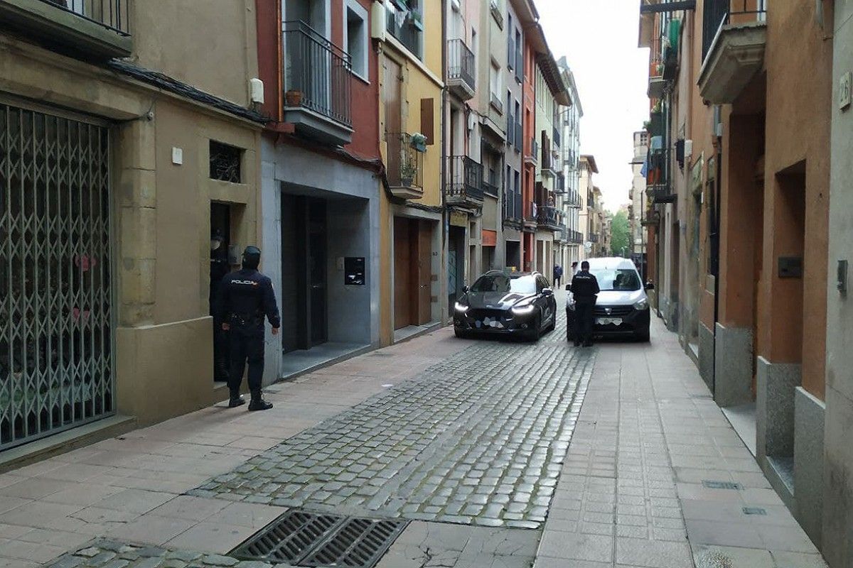 Agents de la Policia Nacional al carrer Sant Antoni de Vic.