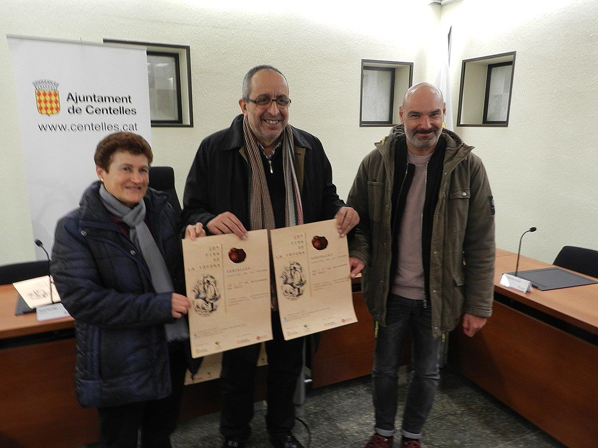 Fina Vila, estudiosa de la tòfona; Miquel Arisa, alcalde; Xavier Serra, regidor de Promoció Económica. 