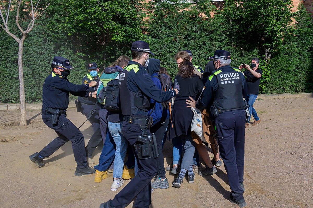 Agents de la Guàrdia Urbana intentant aturar els manifestants