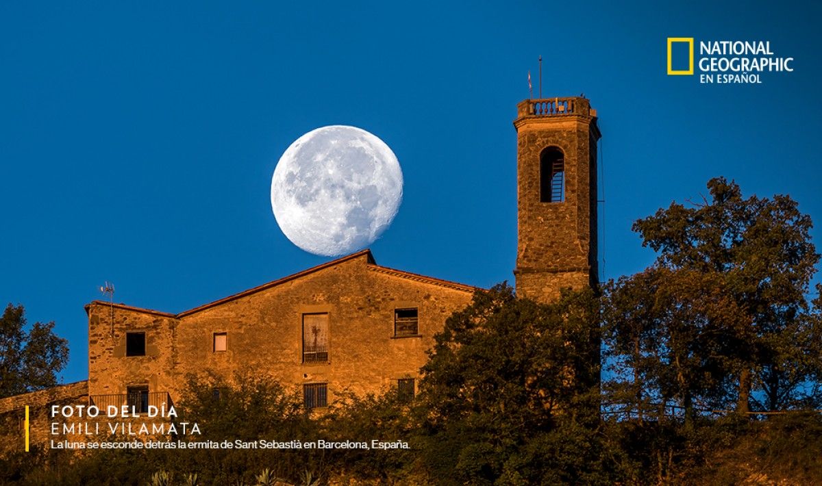 Una gran lluna darrere l'ermita de Sant Sebastià
