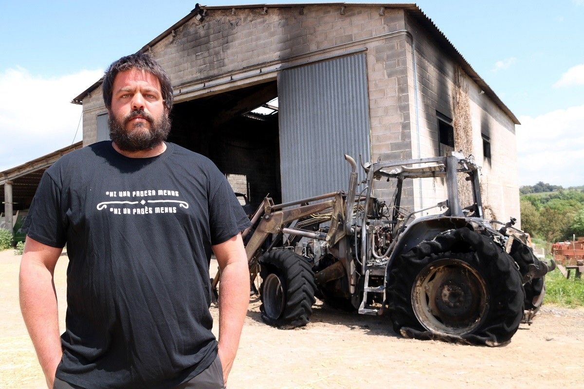 Abel Peraire amb els desperfectes causats per l'incendi a la seva granja, a principis de maig