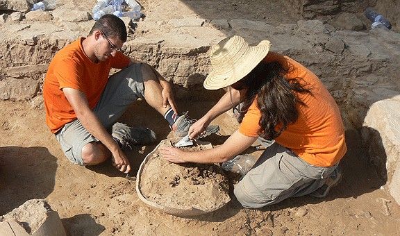 Dos arqueòlegs, treballant al jaciment de Puig Ciutat, a Oristà, a la zona de la muralla..
