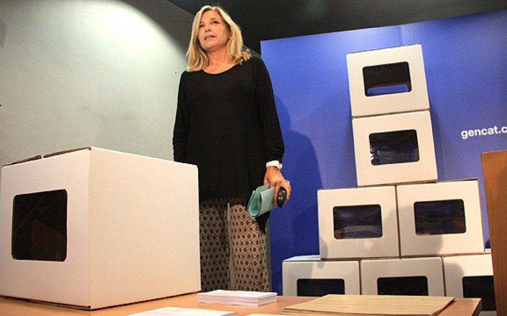 La vicepresidenta Joana Ortega, amb les urnes i les paperetes del 9-N