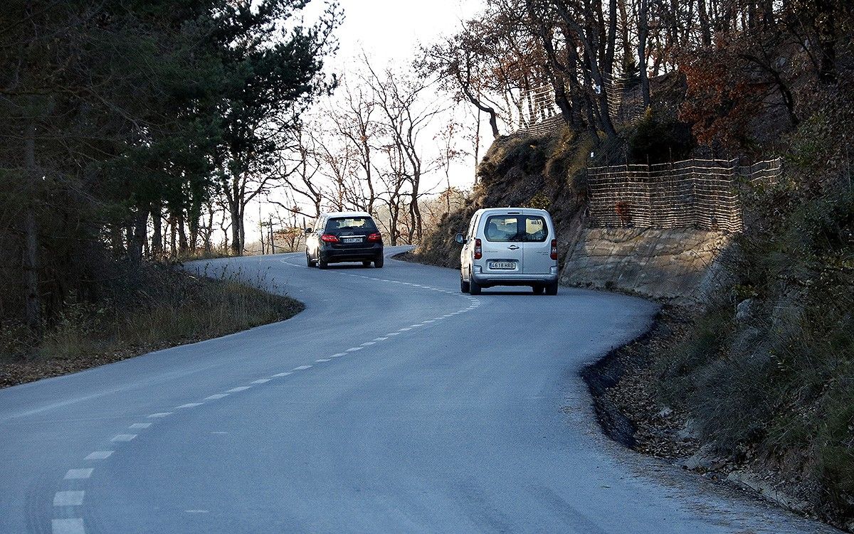 La carretera que uneix la 141-c i el municipi de Muntanyola, propietat de Tona