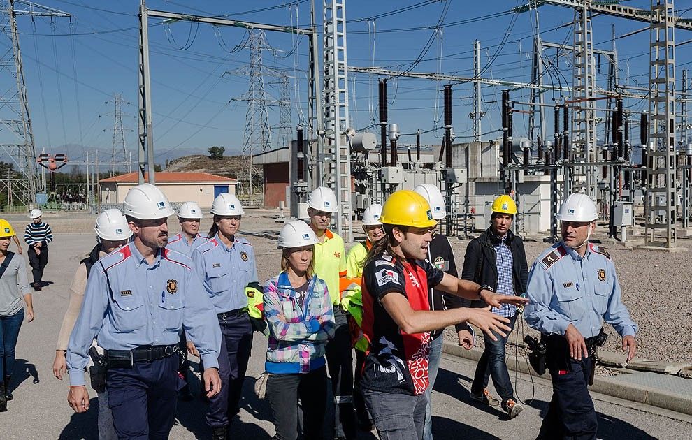 Agents dels Mossos d'Esquadra, dijous a la subestació elèctrica de Vic