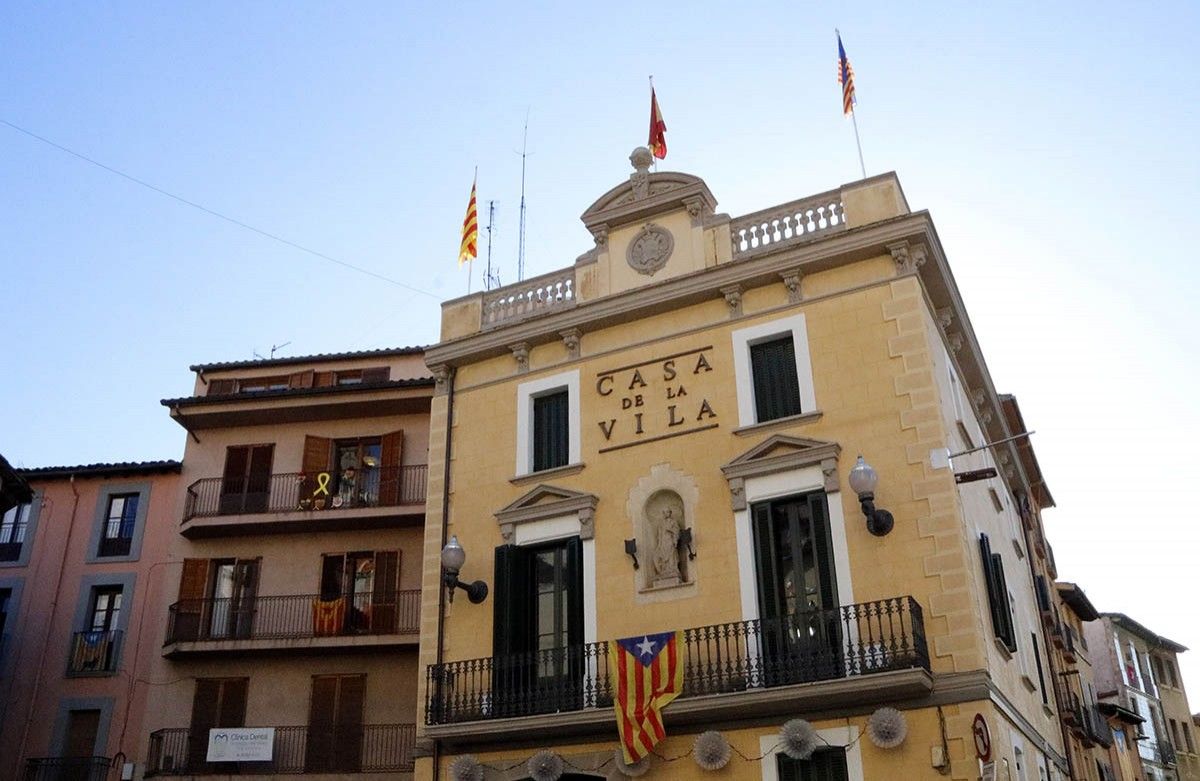 La façana de l'Ajuntament de Torelló ja amb la bandera espanyola