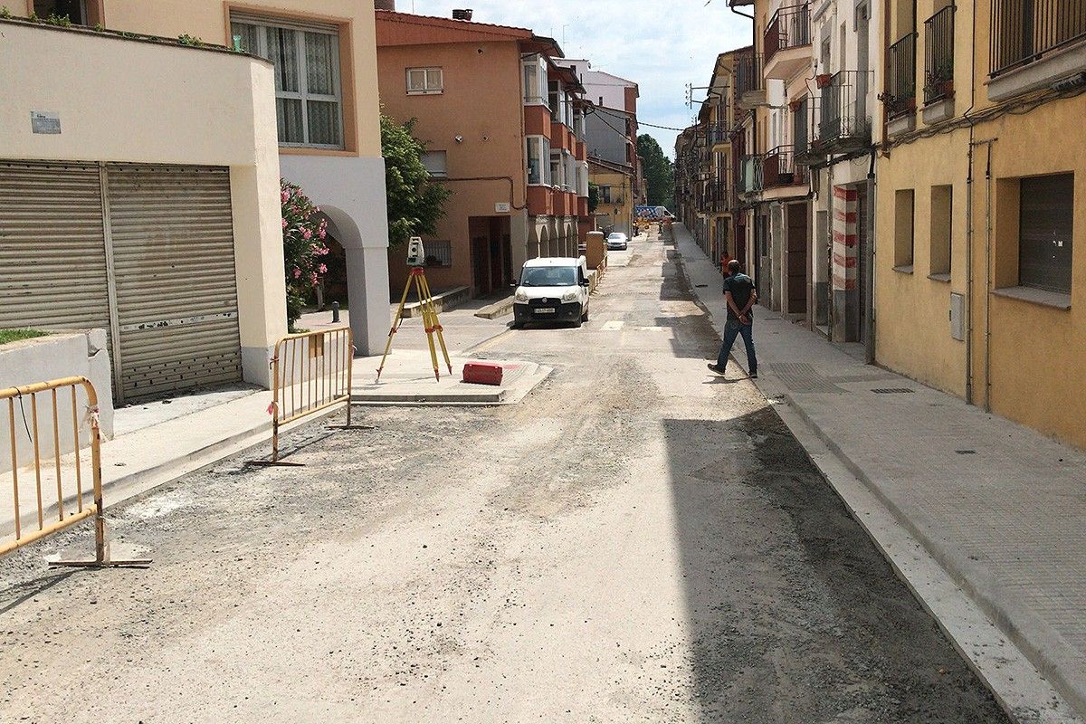 El carrer de la Pau de Torelló abans d'asfaltar.
