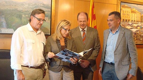 Joana Ortega va signar al Llibre d'Honor del Consell d'Alcaldes.