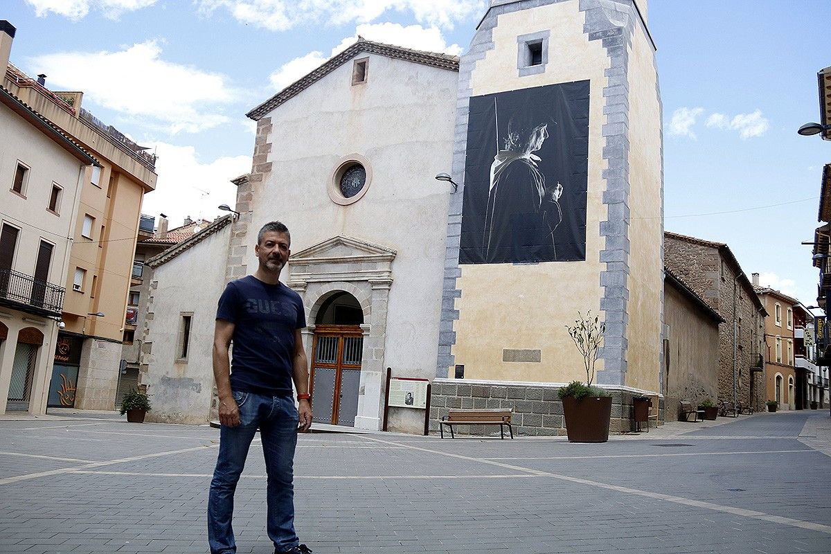 Un dels fotògrafs participants amb una de les fotografies dels Elois i de gran format penjada a l'església de Prats de Lluçanès.