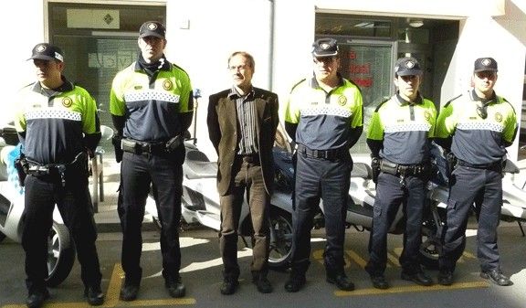 El regidor Àlvar Solà i el cap de la Guàrdia Urbana de Vic, Antoni Jurjo, amb els primers agents que patrullaran pels barris de manera permanent.