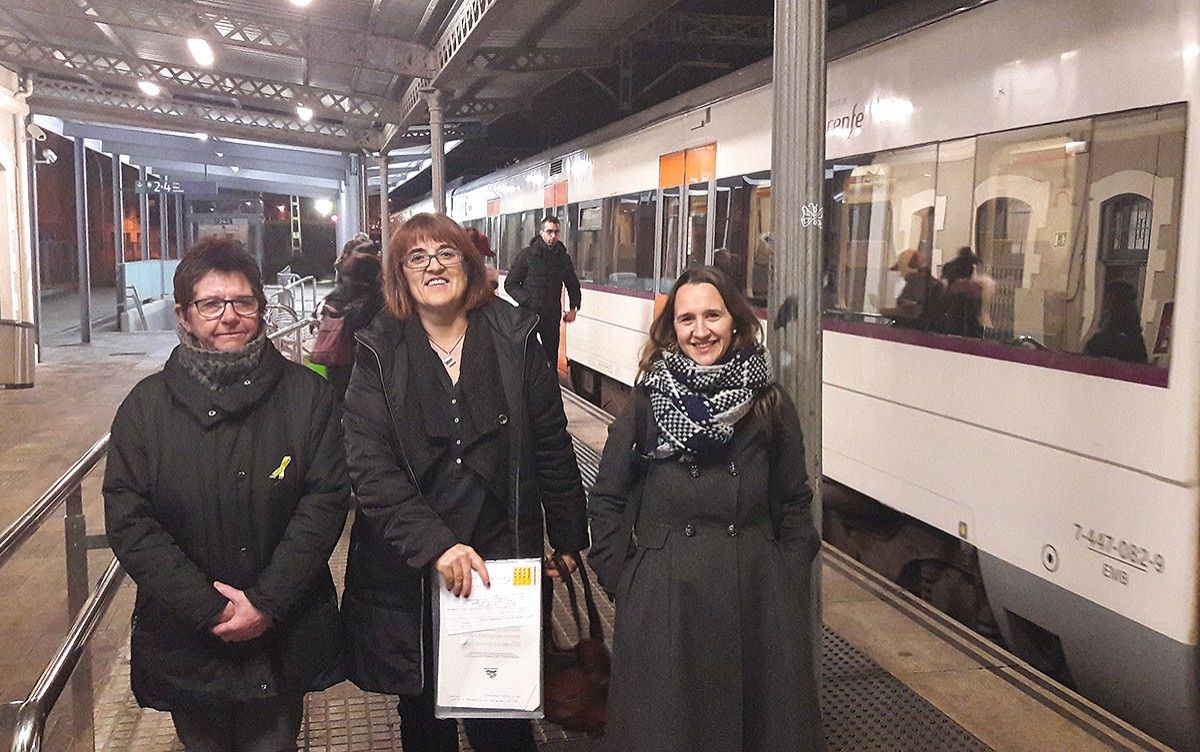 Fina Arderiu, Montse Ayats i Glòria Francolí, a l'estació de Torelló