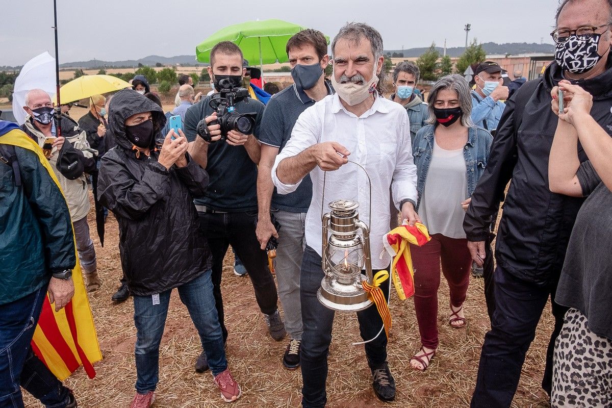 Jordi Cuixart, amb la flama del Canigó, després de rebre l'indult del govern espanyol 