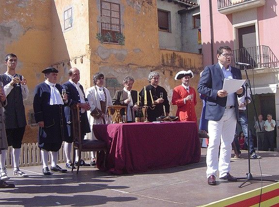 Josep Salom pronuncia el discurs de la Diada Nacional. Al darrera, els actors que van interpretar el Pacte dels Vigatans. 