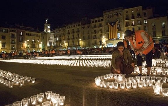 Milers d'espelmes amb el simbol de l'estelada van il·luminar la plaça de Vic el passat mes d'octubre