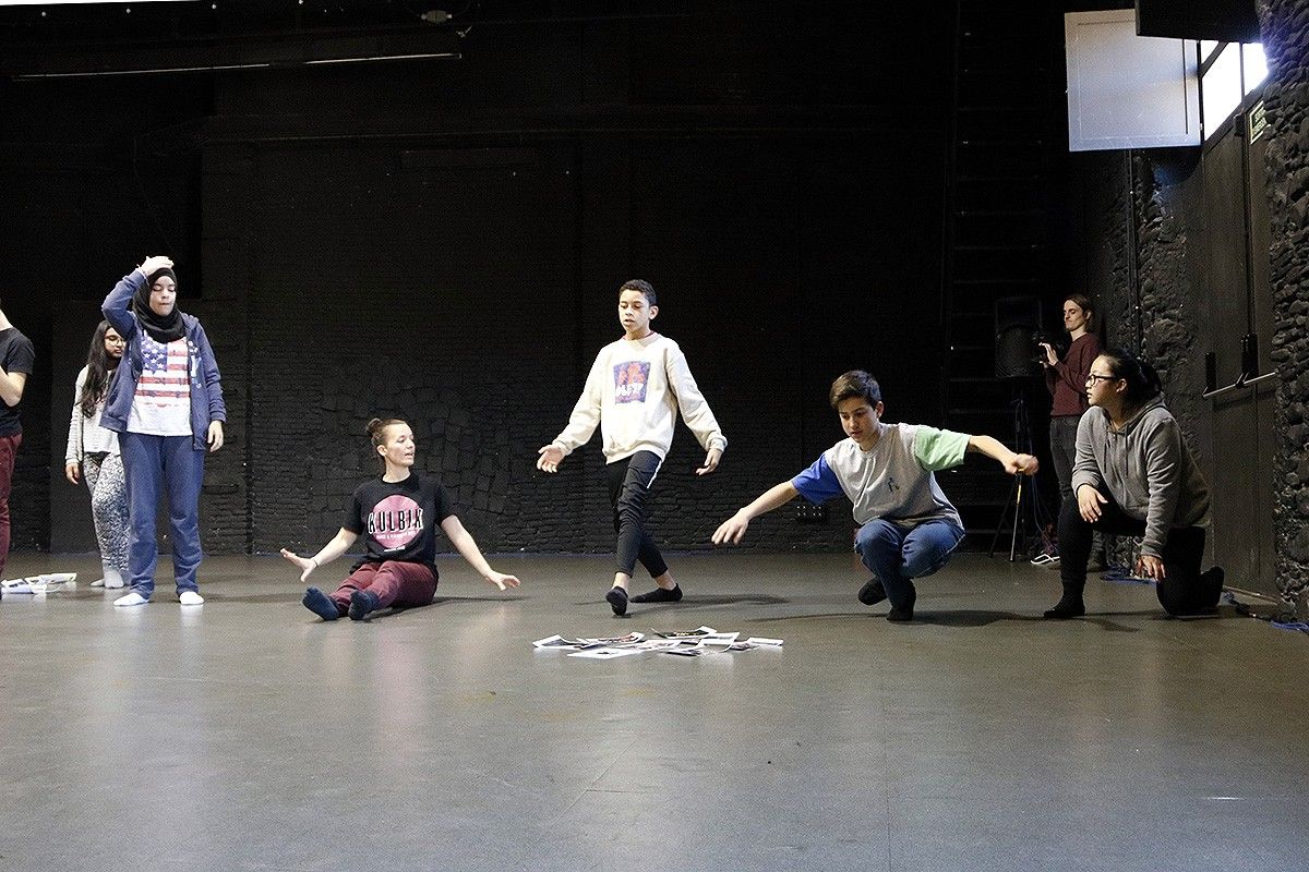 Un grup d'alumnes del Pare Coll treballa en un exercici de dansa, aquest dimarts a l'Institut del Teatre