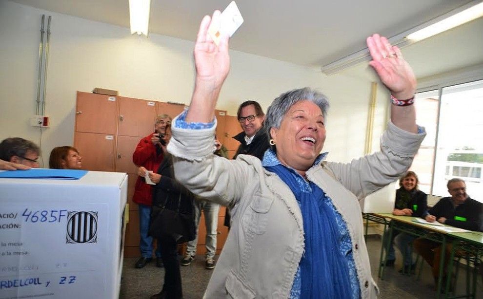 Una dona a Vic mostra la seva alegria després de votar