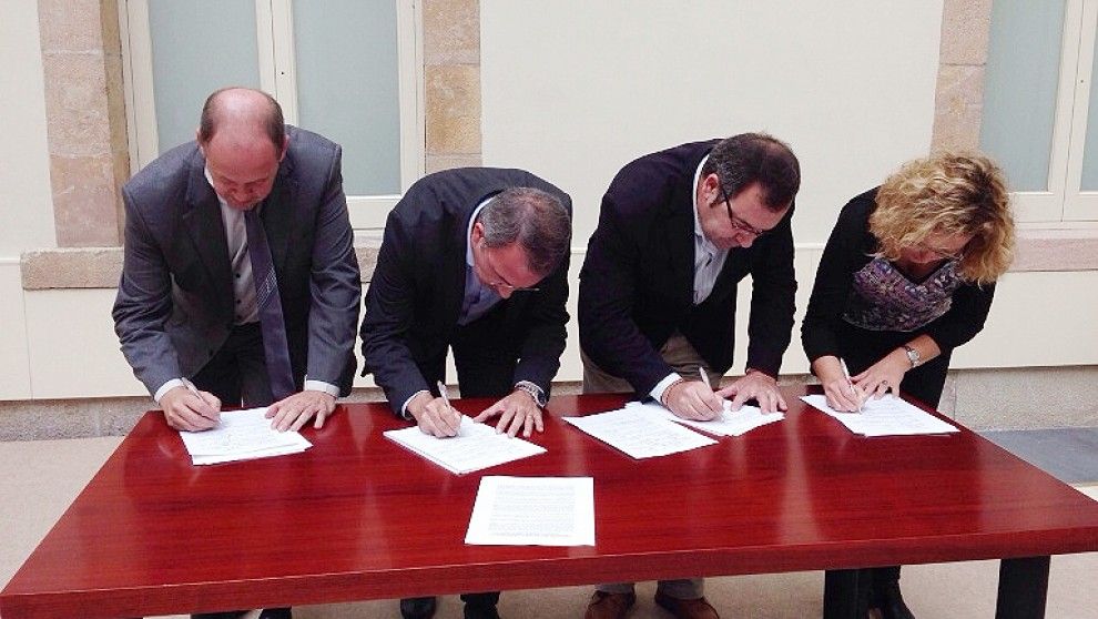 Joan Roca, president del Consell Comarcal d'Osona, signant la denúncia al Parlament
