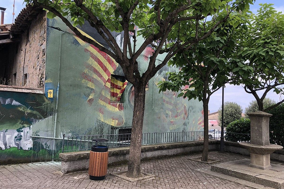 El mural afectat està a la plaça Nova