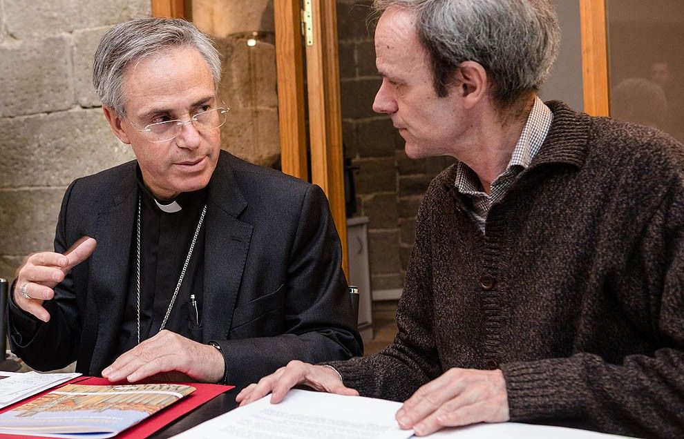 El bisbe Romà Casanova parlant amb l’ecònom diocesà, Joan Carles Carles,  aquest dijous