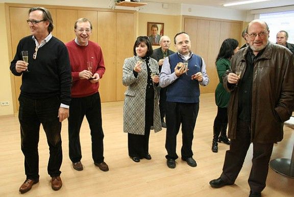Josep Maria Vila d'Abadal celebra els resultats electorals, amb simpatitzants de CiU, a la seu comarcal de la federació, ahir a la nit.