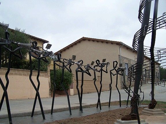 L'escultura de forja està dedicada a la Dansa Alpensina.