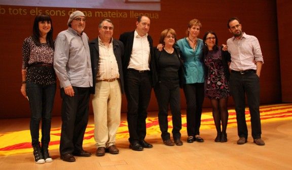 Fotografia de família de tots els guanyadors dels Premis Prudenci Bertrana 2012 a l'Auditori de Girona