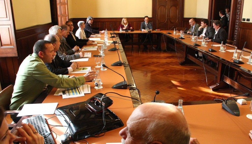 Els alcaldes del Moianès amb la vicepresidenta Joana Ortega, en una reunió recent