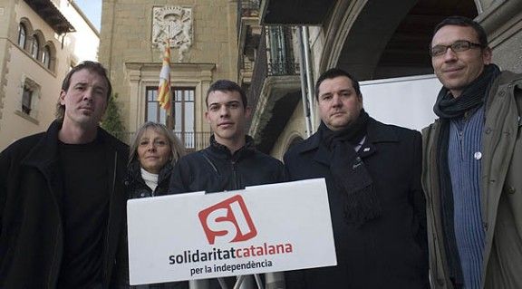 Iban Lapeira, Anna Casadevall, Marçal Orri, Jordi Aneto i Oriol Batlló, aquest migdia davant l'Ajuntament de Vic.