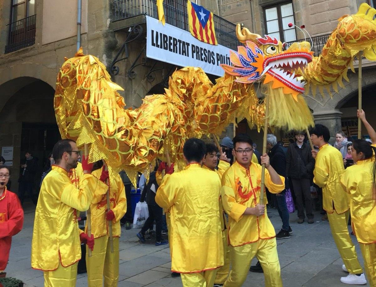 El drac xinès va envair la plaça aquest dissabte per donar la benvinguda a l'any xinès