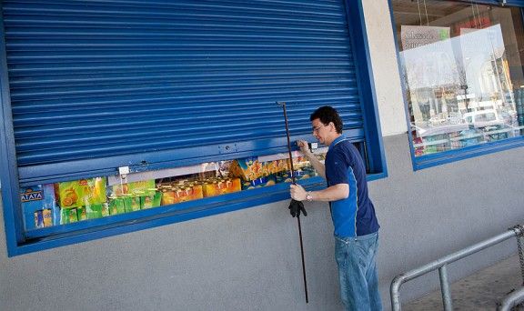 L'encarregat d'un supermercat de Vic, tancant el comerç després de la visita dels piquets.