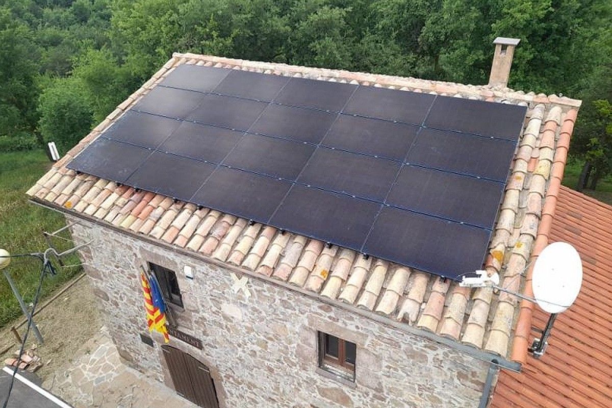Les noves plaques solars de l'Ajuntament de Muntanyola.