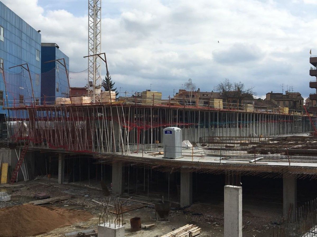 Els pilars i l’estructura de formigó del nou edifici de Rehabilitació s’aixequen al damunt de l’obra del pàrquing soterrat.