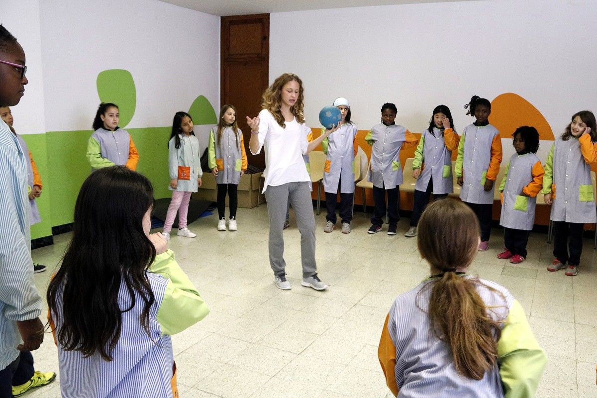 Alumnes de 4t de primària fent classes ambla cantant i ballarina JU