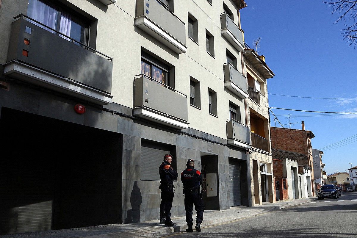 Dos mossos custodien l'entrada al domicili de Vic on s'està practicant el registre aquest dimecres al matí 