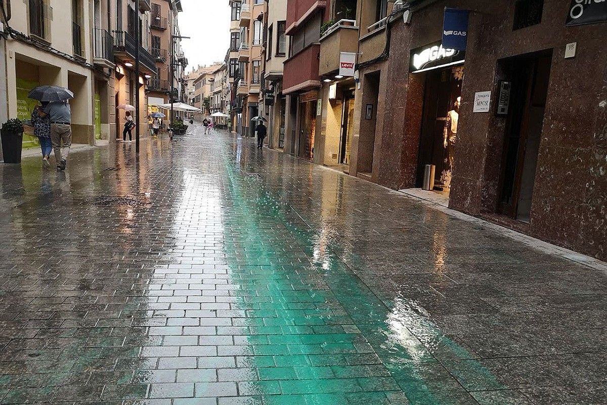 La línia verda despintant-se al carrer Manlleu a causa de la pluja