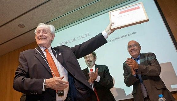 El Dr. Antoni Bayés de Luna ha estat distingit amb la medalla de la Universitat de Vic.
