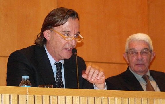L’alcalde de Vic en un moment de la xerrada acompanyat de Lluís Vilaró, president de l’Aula.