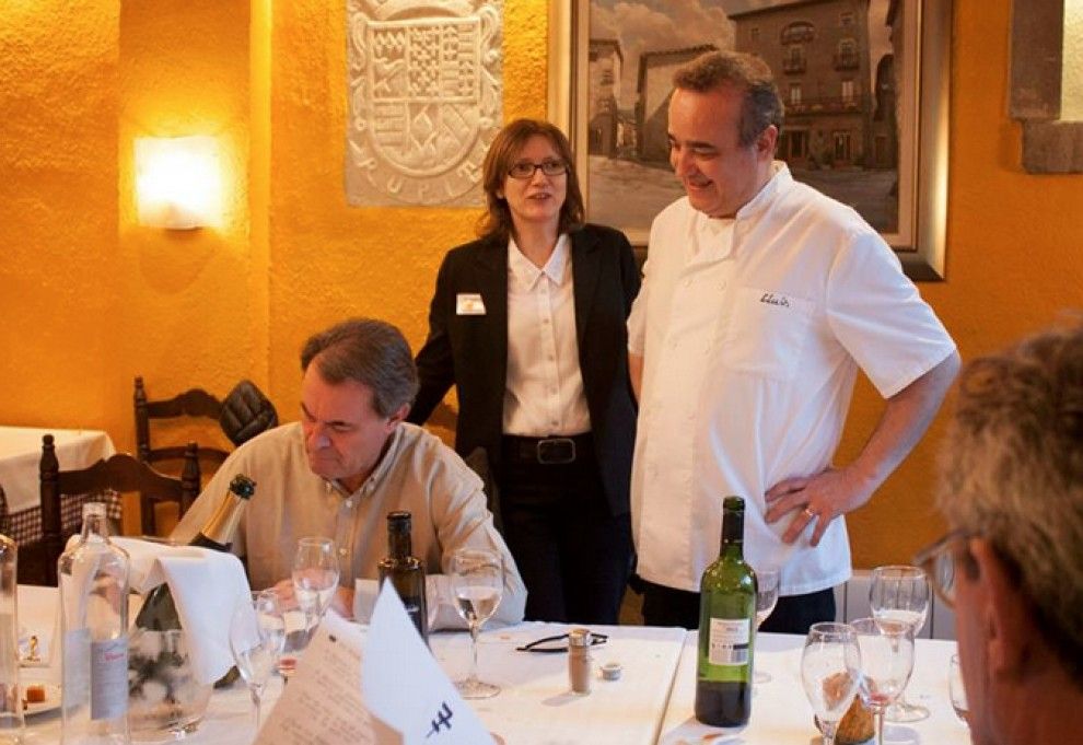 Artur Mas va firmar el llibre d'Honor del restaurant de Rupit.
