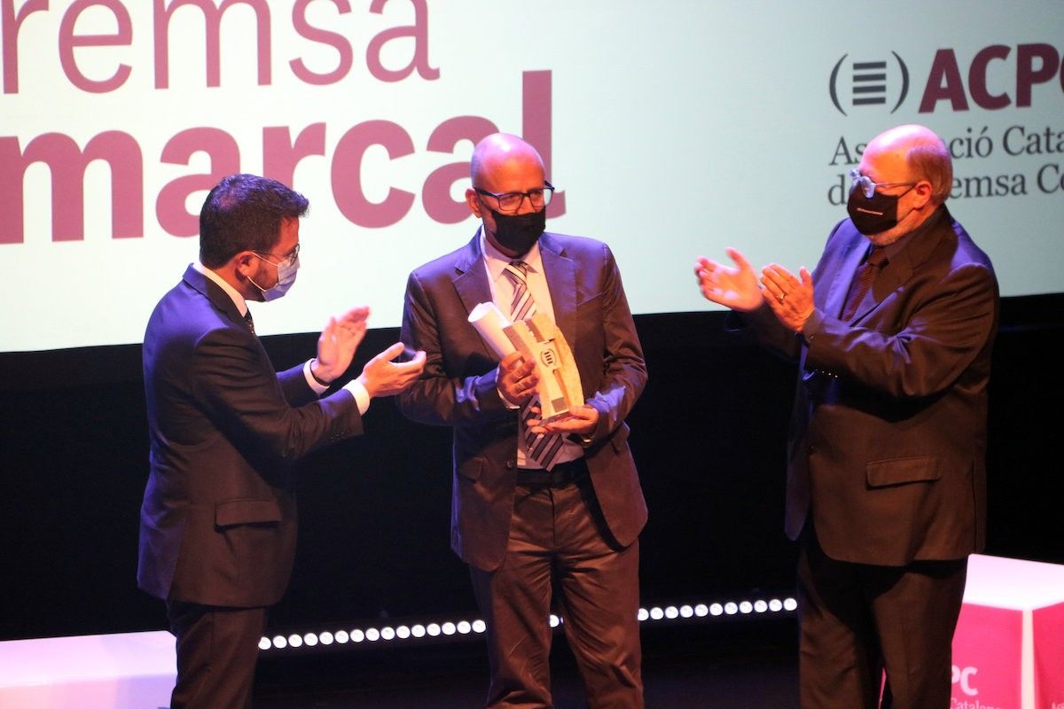 Ramon Besa rebent el premi d'Honor de la Premsa Comarcal